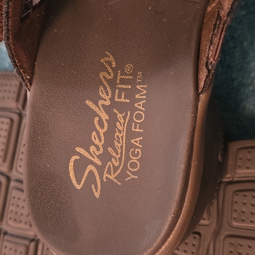 Like New! Sketchers Relaxed Fit Yoga Foam With Velcro Strap. - Picture 6 of 6
